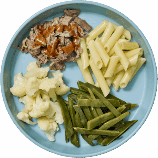 Ternera en salsa con verduras y pasta